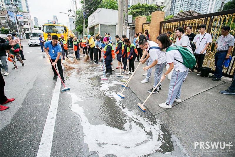 泰国诗纳卡宁威洛大学学生义务活动