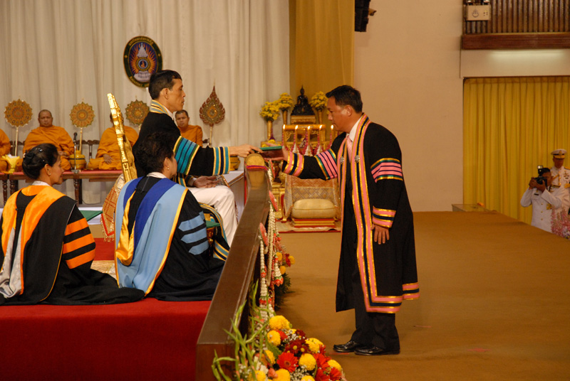 泰国吞武里皇家大学毕业仪式